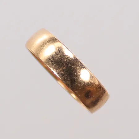 Ring, slät, stl 19½, bredd 6mm, gravyr, 9K, 3,5g Vikt: 3,5 g