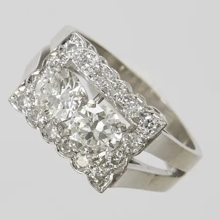 Ring, diamanter 1 x ca.0,59ct, W-TCr/VS2-SI1, 1 x ca.0,62ct, W-TCr/VS2-SI1, 16 x ca.0,03ct, Ø17½, bredd: 3,7-10,1mm, vitguld i behov av omrodiering, repor, hack, 18K Vikt: 5,9 g