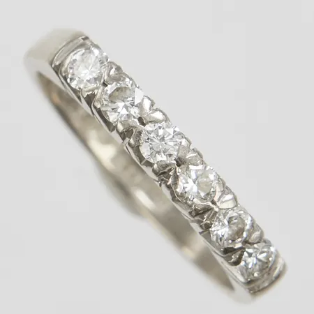 Alliansring, 6 diamanter totalt 0,42ctv enligt gravyr, Ø17¼, bredd: 2,6-2,7mm, vitguld, svenska stämplar, 18K Vikt: 4,2 g