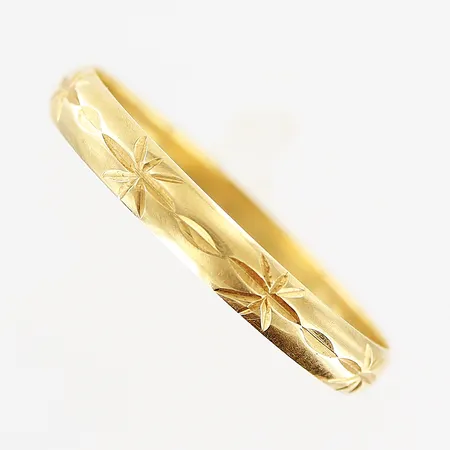 Ring, mönstrad, stl 17¾, bredd 2,5mm, 14K. Vikt: 1 g