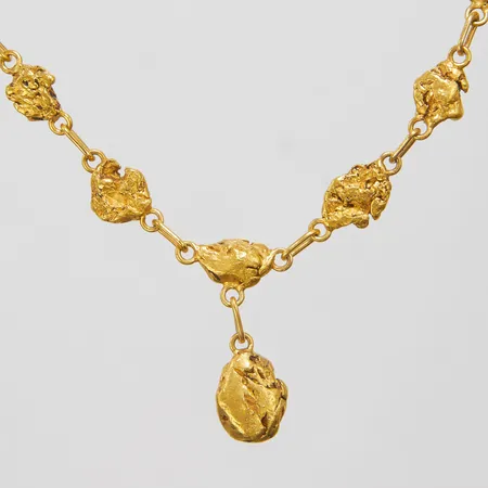 Collier, längd: 48cm, bredd: 1,5mm, pansarlänk, guldnuggets med inslag av sten, 18K Vikt: 21,5 g
