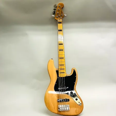 El-bas Jazz Bass, Squier by Fender, natur, ser nr ICS121032784, femsträngad, Indonesien, smärre bruksslitage, en sträng saknas, mjukt fodral i fel storlek Skickas med Bussgods eller PostNord