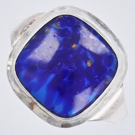 Ring med sten, stl: ca 17¼, bredd: ca 2-15mm, 830/1000 silver  Vikt: 3,6 g