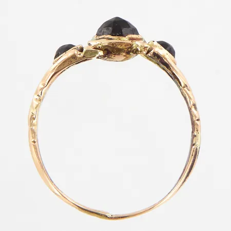 Ring med fasettslipade granater, stl 16, bredd framtill ca 5mm,  nagg samt slitage på stenar, sliten samt lagad skena, 14K Vikt: 1,4 g