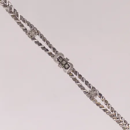 Armband med vita stenar, längd 19cm, bredd 5,2-7,8mm, vitguld, ojämnheter, 18K  Vikt: 14,5 g