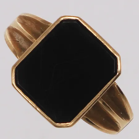 Klackring, onyx, Johanssons Guldsmedsverkstad, stl 21½, bredd 3-14,6mm, 18K  Vikt: 8,1 g