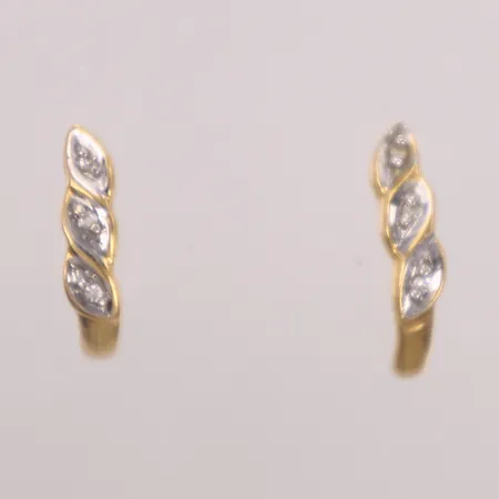 Ett par örhängen med diamanter 6xca0,005ct åttkantslipade, längd ca 12mm, bredd 2,9mm, GHA, 18K  Vikt: 1,4 g