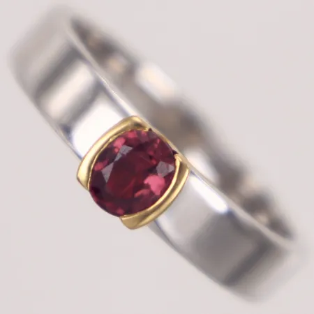 Ring med röd sten, stl 17½, bredd 6mm, nagg, fattning i rödguld, vitguld, 18K Vikt: 5,8 g