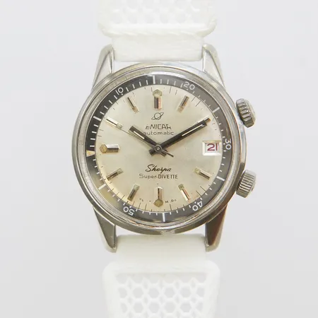 Herrur Enicar Sherpa Super Divette, stål, automatisk, Ø 36mm, refnr: 145/004, serienr: 707525, plexiglas, datum, armband i gummi, skadad urtavla, utbytt krona, service behov, repig boett, inga tillbehör. 