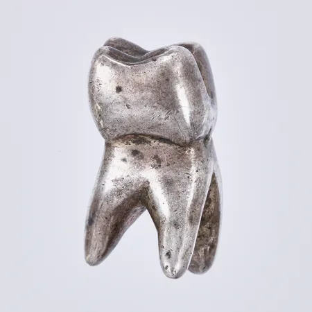 Skulptur tand, längd ca 2cm, bredd ca 10mm, silver 830/1000 Vikt: 12,8 g