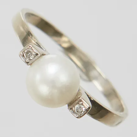 Ring med odlad sötvattenpärla samt diamanter 2 x ca 0,01ct, stenar saknas, vitguld, behov av omrodiering, 18K Vikt: 2,3 g