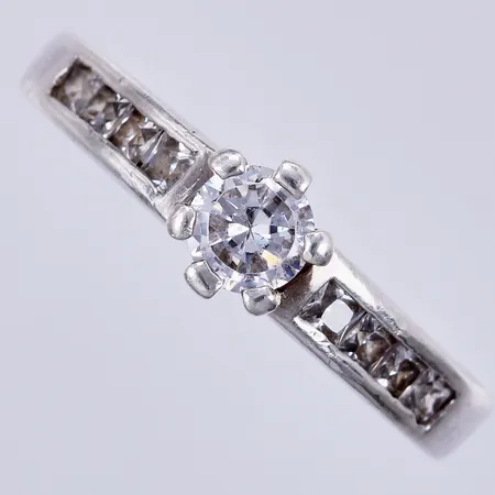 Ring med vita stenar, stl ca 17¾, bredd ca 2-5mm, silver 925/1000  Vikt: 3,2 g