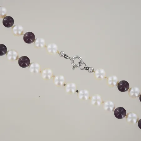 Pärlhalsband saltvattenspärlor/vinröda stenar, längd 42 cm, bredd 7 mm, silverlås Vikt: 31,6 g
