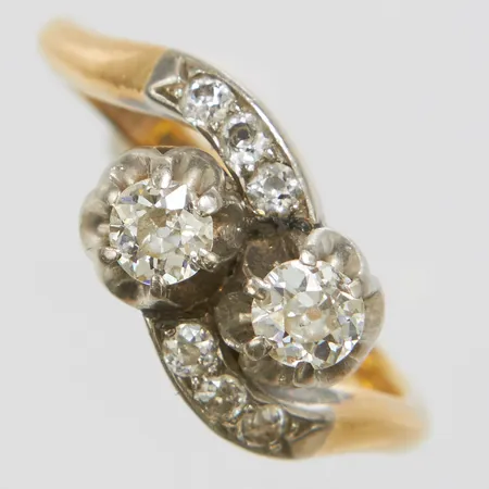 Ring, gammelslipade diamanter 1 x ca.0,24ct + 1 x ca.0,20ct + 6 x ca.0,03ct, Ø17½, bredd: 2,1-8,5mm, tvåfärgad, fåtal slitna klor, 18K Vikt: 5,7 g
