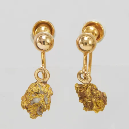 Ett par örhängen, skruvclips, ca.21x7mm, guldnuggets med inslag av sten, 18K Vikt: 3,2 g