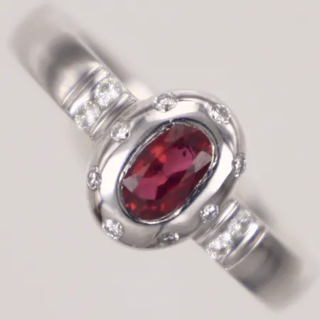 Ring med röd sten och diamanter ca 0,12ctv, stl 17½, bredd 9mm, vitguld, 18K Vikt: 5,8 g