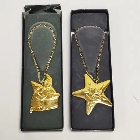 2 Juldekorationer, Georg Jensen, Christmas Classics 2008 samt Christmas Collectibles 2019, höjd: ca.4,3-4,8cm, guldpläterad mässing, i orginalförpackningar.