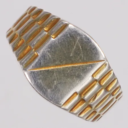 Klackring, stl 19¼, bredd 4,7-14mm, delvis förgylld, 925/1000 silver Vikt: 6,1 g
