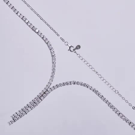 Collier med vita stenar, längd ca 50cm, bredd ca 1-3mm, 925/1000 silver Vikt: 22,8 g