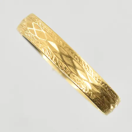 Ring, stl 20, bredd 4 mm, gravyr, 18K. Vikt: 3,4 g