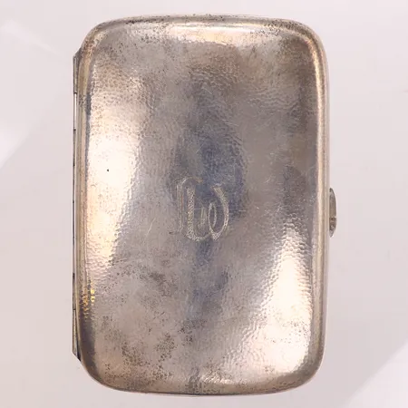 Cigarettetui, längd 12,5cm, bredd 8,5cm, monogramgravyr, förgylld insida, svensk importstämpel, silver 830/1000 Vikt: 166,3 g