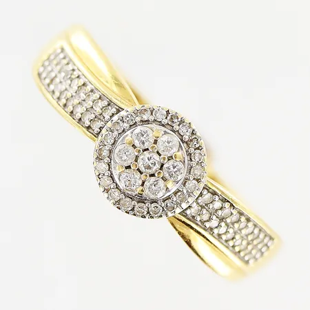 Ring, diamanter 7 x ca 0,01ct briljantslipade, 56x0,005ct 8/8- slipade, stl 16½, bredd 1,7-6,5mm, GHA, 18K. Vikt: 2,2 g
