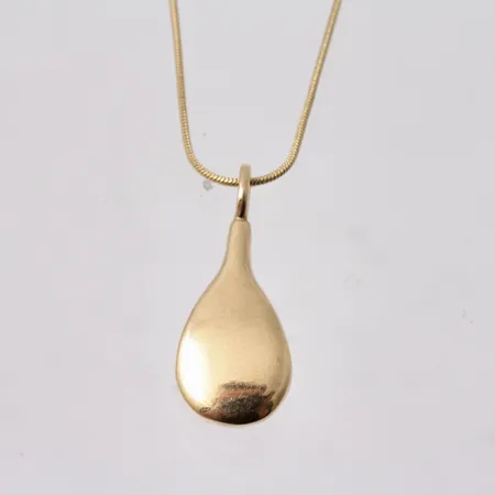 Hänge i 18K guld, mått 9x23,7mm, designad av Efva Attling, kedja 39cm, Ormlänk, bredd 0,9mm, vikt 7,05g.