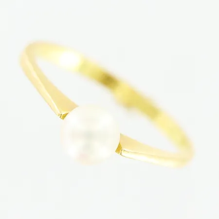 Ring, odlad saltvattenspärla Ø4,7mm, stl 16½, bredd 1,5mm, 18K. Vikt: 1,6 g
