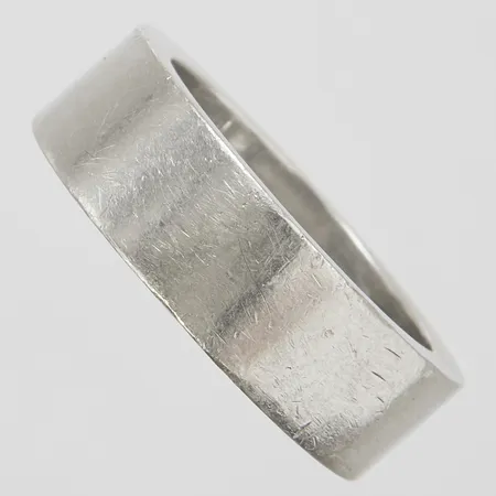 Ring, slät, Ø19¾, bredd: 7,5mm, personlig gravyr, repig, platina, vikt: 26,9g.
