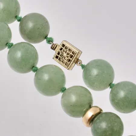 Sten collier, 46cm, troligen Jade, bredd 12mm, gulmetalls detaljer vikt 80,66g.