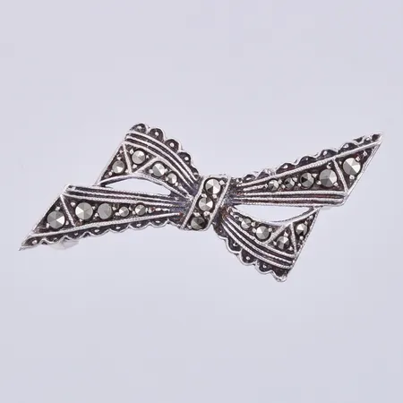 Brosch med markasiter, längd ca 3,2cm, bredd ca 5-12mm, 830/1000 silver Vikt: 2,4 g