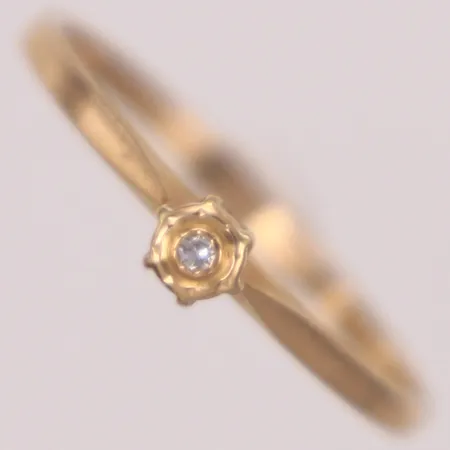Ring med diamant 1xca0,01ct åttkantslipad, stl 17¼, bredd 1,5-3,5mm, 18K Vikt: 1,3 g