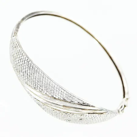 Stelt armband, vita stenar, innermått ca 52x60mm, bredd 2-16mm, fåtal stenar utbytta, skena något skev, 925/1000 silver  Vikt: 12,9 g