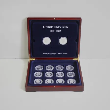 Myntsamling i silver, Astrid Lindgren 1907-2002, 14 Mynt, 999/1000, ca 27gram/mynt, schatull i trä, vikt 378g.