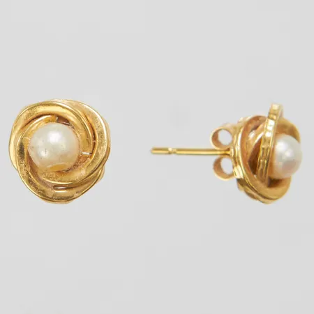 Ett par örhängen, odlade saltvattenpärlor varav en med synligt borrhål, Ø9,2mm, limrester, omaka snurrebussar, 14K Vikt: 1,2 g