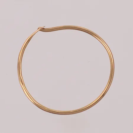 Örhänge, Ø16,7mm, bredd 0,6mm, skev, udda, 18K  Vikt: 0,3 g