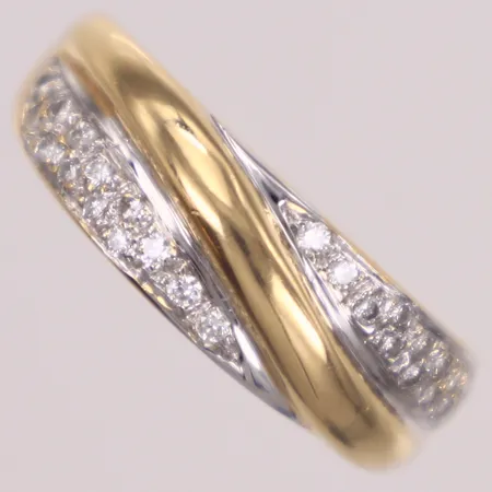 Ring med diamanter 26xca0,01ct, stl 16¾, bredd 2,6-7mm, svensk importstämpel, 18K  Vikt: 4,3 g