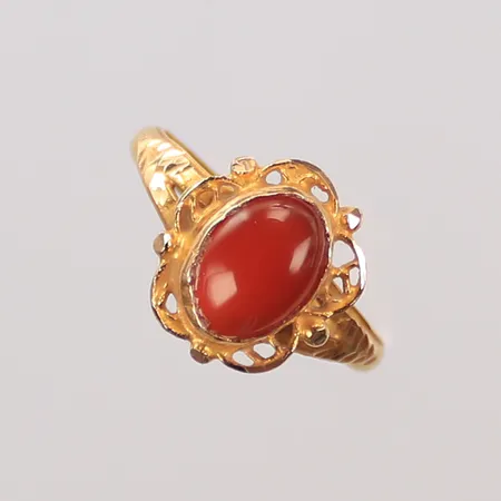 Ring med röd sten, stl 18¼, bredd 3-13mm, 18K, 3,2g Vikt: 3,2 g