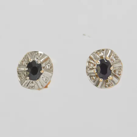Ett par örhängen, safirer samt åttkantslipade diamanter 12 x ca.0,0025ct, omaka snurrebussar varav en missfärgad, GHA, 18K Vikt: 1,8 g