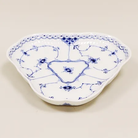 Fat, Royal Copehagen, Musselmalet, nr 515, 21x22,7cm, spricka i kant  Skickas med postpaket.