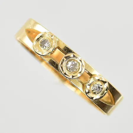 Ring med vita stenar, stl 15¼, bredd 4 mm, 18K. Vikt: 1,1 g