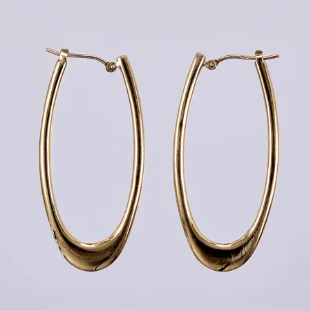 Ett par örhängen, längd: ca 4,5cm, bredd: ca 1-5mm, 18K Vikt: 4,7 g