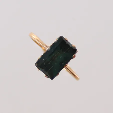 Ring med grön sten, stl 16¼, bredd 2-11mm, 18K, 2,2g bruttovikt 