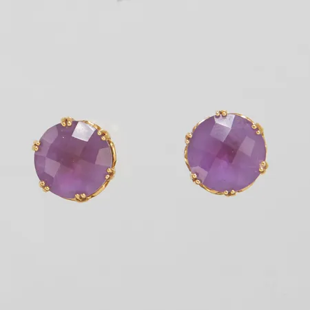 Ett par örhängen, checkerslipade ametister, Ø8,5mm, saknar snurrebussar, 18K Vikt: 1,8 g