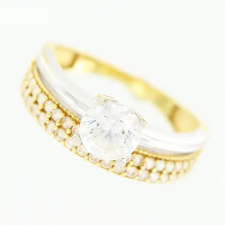 Ring, stenar, stl 18¼, bredd 1,5-8mm, gul/vitguld, 14K. Vikt: 3,7 g