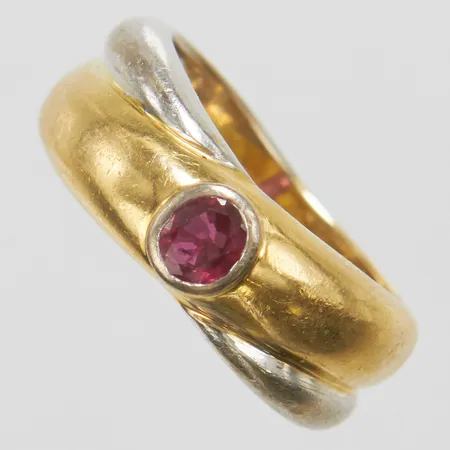 Ring, rubin, Ø16¾, bredd: 5,3-7,8mm, tvåfärgad, bucklor, 18K Vikt: 9,7 g