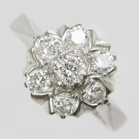 Ring, 7 diamanter 0,65ctv enligt gravyr, Ø15½, bredd: 1,8-10,5mm, vitguld, svenska stämplar, 18K Vikt: 3,6 g