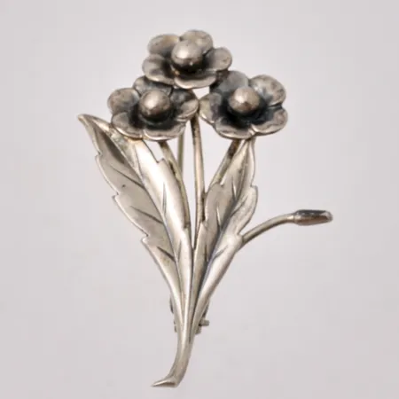 Brosch i silver, mått 37x56cmm, 830/1000, tillverkad av Guldvaruaktiebolaget G. Dahlgren & Co Ab, vikt 7,29g.