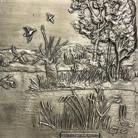 Tenntavla, ca 110x42cm, nr 200/50 signerad HH F10, etikett, 99% tenn på träskiva, filtad baksida, kantnagg, slitage Specialfrakt, kontakta pantbankskontoret för mer information.