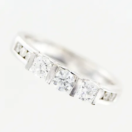 Ring, briljantslipade diamanter 3 x ca 0,15ct, 6 x ca 0,02ct, stl 17½, bredd 3mm, vitguld, 18K. Vikt: 4,5 g